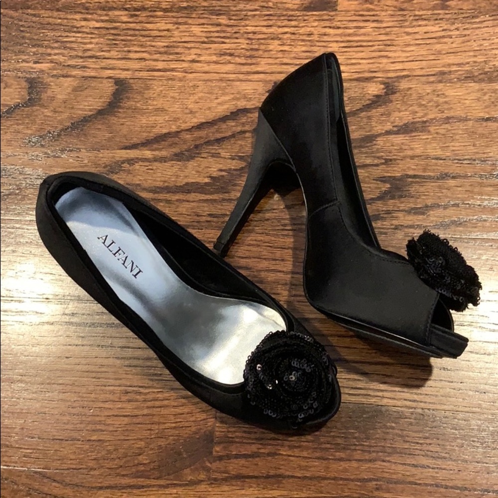 Women’s Black Pumps